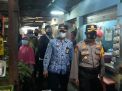 Kapolsek Asemrowo Pimpin Operasi Yustisi Protokol Kesehatan Dengan Sasaran Pengunjung & Pedagang Pasar