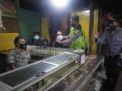 Polsek Krembangan Gelar Operasi Pemberlakuan Jam Malam, Datangi Warung-Warung Untuk Bubarkan Kerumunan