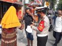 Polsek Asemrowo Laksanakan Kegiatan Bagi-Bagi Masker di Jalan Asem Raya, Tekan Penyebaran Covid-19