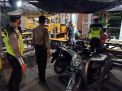 Polsek Asemrowo Bersama Linmas Lakukan Operasi Jam Malam & Penertiban Masker