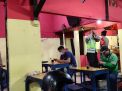 Personil Polsek Krembangan Lakukan Operasi Penertiban Masker di Warkop & Cafe