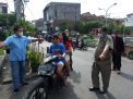 Polsek Kenjeran Bersama Instansi Samping Lakukan Operasi Masker, Tekan Penyebaran Covid-19