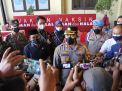 Angkat dan Kibarkan Bendera Merah Putih, Polres Probolinggo Gelar Vaksin Serentak dan Pendistribusian Bansos