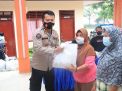 Ringankan Beban Warga Terdampak Pandemi, Bidhumas Polda Jatim Bagikan 1000 Paket Sembako di Empat Daerah