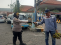 Kabag Sumda Polres Tanjung Perak Pimpin Polwan Bagikan Masker ke Terminal Ujung