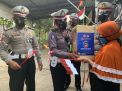 Wujudkan Polri Peduli, Satlantas Polres Bojonegoro Berikan Paket Sembako dan Bendera Merah Putih untuk Warga Terdampak Covid -19