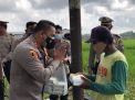 Jumat Berkah, Kapolresta Banyuwangi Datangi Masyarakat Pinggiran Bagikan Makanan