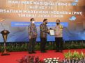 Kapolda Jatim Menerima PWI Jatim Award Kategori 'Special Award' Dalam Penanganan Pandemi Covid-19 Terbaik