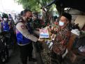 TNI-Polri dan Pemerintah Beri Bantuan Sembako Secara Humanis Kepada Masyarakat di Jatim
