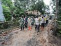 Pangdam V Brawijaya dan Kapolda Jatim Tinjau Lokasi Tanah Longsor di Desa Ngetos Kabupaten Nganjuk