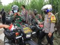 Kapolda Jatim Puji Babinsa dan Babinkantibmas, Bawah Sapu Lidi Untuk Bersihkan Rumah Warga