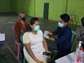 BERIKAN PELAYANAN PRIMA, GELAR HOME CARE VAKSIN MALAM HARI DI WILAYAH POLSEK ASEMROWO