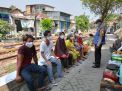 BERI HIMBAUAN  PROKES DAN BANTU WARGA MENGGUNAKAN APLIKASI PEDULI LINDUNGI