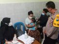 TAK KENAL LELAH KAPOLSEK ASEMROWO MASIH MELAYANI MASYARAKAT, HOME CARE VAKSIN DI MALAM HARI