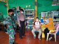 PERSONEL POLSEK SEMAMPIR LAKUKAN PENDAMPINGAN VAKSINASI DI WONOKUSUMO