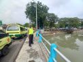 Polsek Pabean Cantikan Lakukan Pemeriksaan Rutin Debit Air, Antisipasi Terjadinya Bencana Banjir