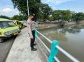 Polsek Pabean Cantikan Cek Ketinggian Debit Air Sungai Kalimas Secara Rutin, Antisipasi Terjadinya Bencana Banjir