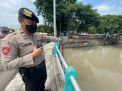 Pantau Debit Air, Polsek Pabean Cantikan Antisipasi Terjadinya Banjir