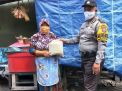 Bhabinkamtibmas Perak Utara Bagikan Bantuan Sosial Kepada Masyarakat Sekitar