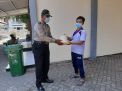 Bhabinkamtibmas Perak Timur Bagikan Bantuan Sosial Kepada Masyarakat Umum