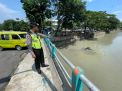 Polsek Pabean Cantikan Pantau Ketinggian Debit Air Sungai, Antisipasi Terjadinya Bencana Banjir