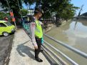 Polsek Pabean Cantikan Rutin Cek Ketinggian Debit Air, Waspada Adanya Potensi Banjir