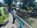 Polsek Pabean Cantikan Cek Ketinggian Air Di Sungai Kalimas, Waspada Adanya Potensi Banjir