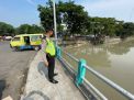 Personil Polsek Pabean Cantikan Lakukan Pemantauan Ketinggian Debit Air Sungai Kalimas, Antisipasi Adanya Potensi Banjir
