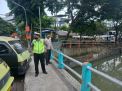 Polsek Pabean Cantikan Cek Kondisi Ketinggian Air Sungai Pegirian, Antisipasi Adanya Potensi Banjir