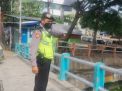 Polsek Pabean Cantikan Cek Ketinggian Air Sungai Kalimas, Waspada Adanya Potensi Banjir