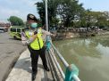 Polsek Pabean Cantikan Cek Kondisi Sungai Kalimas, Waspada Adanya Potensi Banjir