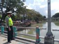 Polsek Pabean Cantikan Cek Ketinggian Air Sungai Kalimas, Waspada Adanya Potensi Banjir