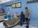 Personil Bhabinkamtibmas Krembangan Utara Lakukan Pengawalan Vaksinasi, Pastikan Berjalan Kondusif
