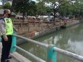 Polsek Pabaen Cantikan Lakukan Patroli di Sungai Kalimas, Terpantau Ketinggian Air Dalam Batas Normal