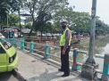 Personil Polsek Pabean Cantikan Cek Ketinggian Air Sungai Secara Berkala, Waspada Potensi Banjir