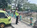 Polsek Pabean Cantikan Cek Ketinggian Air Sungai Kalimas, Terpantau Situasi Aman