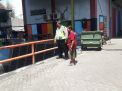 Polsek Krembangan Lakukan Pengecekan Debit Air Sungai Secara Berkala, Waspada Potensi Banjir