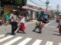 Polsek Krembangan Laksanakan Gaktur Lalin di Depan SDN Perak Barat, Bantu Kepulangan Siswa-Siswi Sekolah