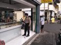 Polsek Pabean Cantikan Laksanakan Kegiatan Patroli Ke Pertokoan Emas, Sampaikan Pesan Waspada 3C Kepada Pemilik Toko