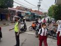 Polsek Krembangan Laksanakan Pengaturan Lalu Lintas di SDN Perak Barat