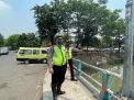 Polsek Pabean Cantikan Pantau Ketinggian Debit Air Kalimas, Terpantau Situasi Dalam Batas Normal