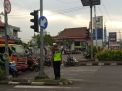 Polsek Krembangan Lakukan Pengaturan Lalin di Pertigaan Mbah Ratu, Antisipasi Kemacetan