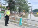 Polsek Pabean Cantikan Cek Ketinggian Air Sungai Kalimas, Antisipasi Adanya Kenaikan Yang Menyebabkan Banjir