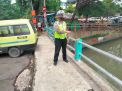Polsek Pabean Cantikan Cek Ketinggian Air Sungai Kalimas, Waspada Adanya Potensi Banjir
