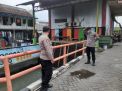 Polsek Krembangan Cek Ketinggian Debit Air Sungai Tanjung Sadari, Antisipasi Adanya Kenaikan