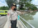 Personil Piket Polsek Pabean Cantikan Cek Ketinggian Debit Air Sungai Kalimas