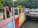 Polsek Krembangan Laksanakan Pengecekan Debit Air Sungai Kejawan Lor, Waspada Adanya Potensi Banjir