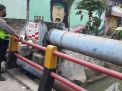 Cek Debit Pintu Air Secara Rutin, Bentuk Kewaspadaan Polsek Krembangan Terhadap Potensi Banjir