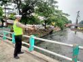Polsek Pabean Cantikan Cek Debit Air Sungai, Antisipasi Adanya Potensi Banjir