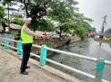 Polsek Pabean Cantikan Lakukan Pengecekan Ketinggian Air Sungai Kalimas, Waspada Adanya Potensi Banjir